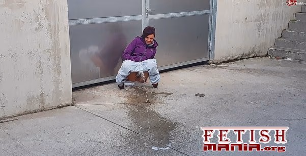 HornyRoxy - PissTsunami An Der Laderampe