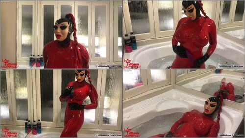 Miss Fetilicious - Bath time in full latex