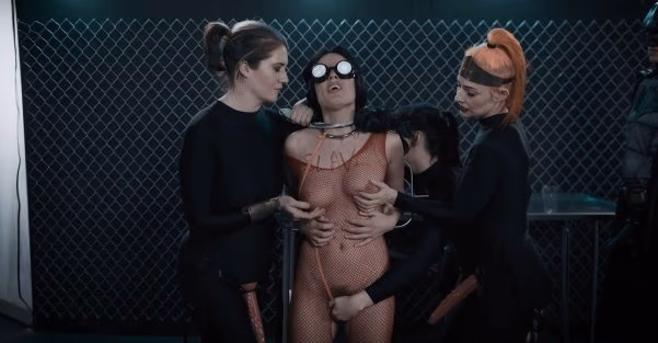 Wonder Woman transformation to a submissive whore by Una Solitaire