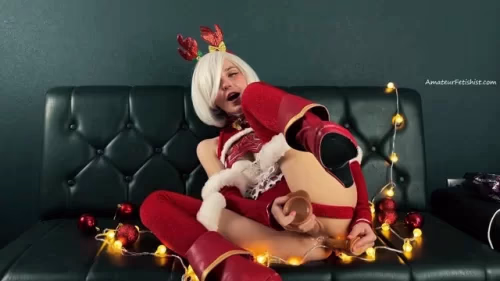 Lil's Nier Automata Cosplay in Christmas-themed Porn Sparks Fans' Fantasies