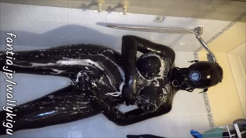 WallyKigu's in Drone Futanari Shower
