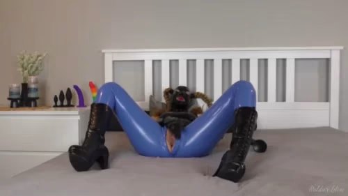 RubberLilou's Masturbation in blue Latex leggins