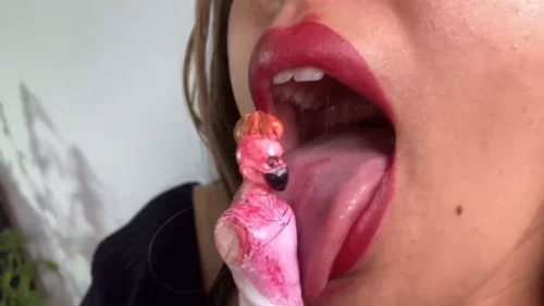 Giantess ColombianBigAsss' mouth are really huge for mini guy