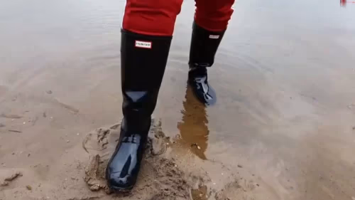 Lady Karames Gummistiefel am See