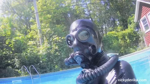 VickyDeVika - Gas mask rebreather bag underwater | Latex Video