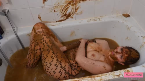 Ninounini - Drowning in a shitty bath | Scat Video