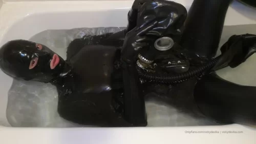 VickyDeVika - Rebreather bags underwater Part 1 | Fetish Video
