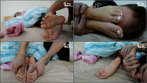 Cold Tiny Feet [CzechSoles] Wendy (407 MB)