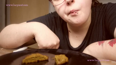 LucyScat - Making of my chocolate poo cookies | Poop Video