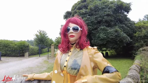 LatexRapture - Mrs Seams visits the UK Part 1 | Shiny Clothes Video
