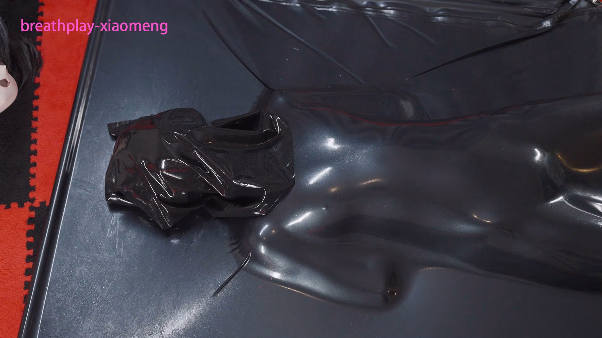 Xiaomeng - Has A New Vacuum Bed | Shiny Clothes Video